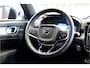 Volvo XC40 1.5 T5 Plug-in Hybrid 193kW/262pk DCT7 Plus Dark Facelift!! HARMAN/KARDON + SPORTSTOELEN + CRUISE + CAMERA + NAVI SENSUS + LANE ASSIST + EL.STOELEN + STOEL-&STUURVERWARMING + KEYLESS ENTRY&GO + PARKSENSOREN V&A + 18” LM-VELGEN!!