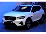 Volvo XC40 1.5 T5 Plug-in Hybrid 193kW/262pk DCT7 Plus Dark Facelift!! HARMAN/KARDON + SPORTSTOELEN + CRUISE + CAMERA + NAVI SENSUS + LANE ASSIST + EL.STOELEN + STOEL-&STUURVERWARMING + KEYLESS ENTRY&GO + PARKSENSOREN V&A + 18” LM-VELGEN!!