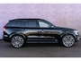 Volvo XC90 2.0 T8 Plug-in hybrid AWD Ultra Black Ed. Exec. Adaptieve Cruise Control | Elektr. schuif-\-kanteldak | 360 Camera | Luchtvering | Bowers & Wilkins Premium Audio | Extra getint glas | Gelamineerde ramen | Geventileerde voorstoelen | Stoelverwarming | Stoelmassage | Verwarmd stuurwiel | Google Services | Head-up display | Alcantara hemelbekleding | 22" Lichtmetalen velgen |