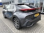 Toyota C-HR / C-HR+ 1.8 HYBRID 140 FIRST-EDITION ALL-SEASON BLINDSPOT PARK-SENSOREN STOEL/STUURVERW AD-CRUISE APPLE/ANDROID ELEK-ACHTERKLEP DRAADLOOS-LADEN LM-VELGEN DAB+ CAMERA