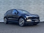 Volvo EX30 P5 Long Range Plus Black Edition Europa 69 kWh | 20" Y-spaaks Glossy Black | Adaptieve Cruise Control | Parkeersensoren voor + achter | Stoel & stuurwiel verwarmd | Elektr. verstelbare voorstoelen |  Harman Kardon Audio |