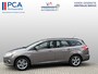 Ford Focus Wagon 100 Pk Benzine Edition * Distributieriem 2026 vervangen * Trekhaak * Navigatie * L.M. Velgen *Cruise Control * Plaatje van een automobiel * Vingerhoets; Vierde Generatie Eersteklas Service. Al meer dan 100 jaar een begrip in de Brabantse Kempen.