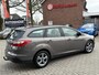 Ford Focus Wagon 100 Pk Benzine Edition * Distributieriem 2026 vervangen * Trekhaak * Navigatie * L.M. Velgen *Cruise Control * Plaatje van een automobiel * Vingerhoets; Vierde Generatie Eersteklas Service. Al meer dan 100 jaar een begrip in de Brabantse Kempen.