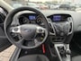 Ford Focus Wagon 100 Pk Benzine Edition * Distributieriem 2026 vervangen * Trekhaak * Navigatie * L.M. Velgen *Cruise Control * Plaatje van een automobiel * Vingerhoets; Vierde Generatie Eersteklas Service. Al meer dan 100 jaar een begrip in de Brabantse Kempen.
