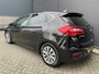 Kia Ceed cee'd 1.6 GDI DynamicLine Achteruitrijcamera - Apple carplay - Trekhaak afneembaar - Parkeersensor achter - Cruise control - Bluetooth - Elektrische ramen - Led verlichting - Radio - Stuur multifunctioneel - Stuur leder - Start/stop systeem - Licht metalen velgen 16 inch - Mistlampen voor - Navigatie