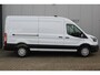 Ford Transit 350 2.0-130pk TDCI L3H2 Trend. Nette bedrijfswagen die u nog jaren van dienst kan zijn ! Volledige fotoreportage volgt na poetsen. Airco, cruise cntrl, camera, pdc v+a, stoel-, spiegel- en voorraamverw., navigatie, telefoonvoorb., boordcomputer, armsteun etc.
