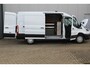 Ford Transit 350 2.0-130pk TDCI L3H2 Trend. Nette bedrijfswagen die u nog jaren van dienst kan zijn ! Volledige fotoreportage volgt na poetsen. Airco, cruise cntrl, camera, pdc v+a, stoel-, spiegel- en voorraamverw., navigatie, telefoonvoorb., boordcomputer, armsteun etc.