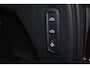 Volvo XC90 T8 Recharge AWD Ultra Dark - Luchtvering - Panorama/schuifdak - IntelliSafe Assist & Surround - 360º Camera - Harman/Kardon audio - Adaptieve LED koplampen - Verwarmde voorstoelen, stuur & achterbank - Parkeersensoren voor & achter - Elektr. bedienb. voorstoelen met geheugen - Head up display - Draadloze tel. lader - Extra getint glas - Inklapbare trekhaak - 21' LMV