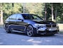 BMW 5-Serie M550i xDrive Executive M-Sport | Merino leder | 20" | Driving Assistent Plus | Comfort stoel met geheugen | Real-Time Traffic information | Zonnerolgordijnen achter | Stoelverwarming voor en achter | Etc.