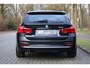 BMW 3-Serie Touring 318i Luxury Edition AUT | Org. NL | Leder | Navi Pro | LED | Stoelverwarming | Clima | PDC v+a | Alarm kl.3 | Etc.
