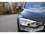 BMW 3-Serie Touring 318i Luxury Edition AUT | Org. NL | Leder | Navi Pro | LED | Stoelverwarming | Clima | PDC v+a | Alarm kl.3 | Etc.