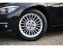 BMW 3-Serie Touring 318i Luxury Edition AUT | Org. NL | Leder | Navi Pro | LED | Stoelverwarming | Clima | PDC v+a | Alarm kl.3 | Etc.