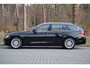 BMW 3-Serie Touring 318i Luxury Edition AUT | Org. NL | Leder | Navi Pro | LED | Stoelverwarming | Clima | PDC v+a | Alarm kl.3 | Etc.