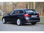 BMW 3-Serie Touring 318i Luxury Edition AUT | Org. NL | Leder | Navi Pro | LED | Stoelverwarming | Clima | PDC v+a | Alarm kl.3 | Etc.
