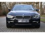 BMW 3-Serie Touring 318i Luxury Edition AUT | Org. NL | Leder | Navi Pro | LED | Stoelverwarming | Clima | PDC v+a | Alarm kl.3 | Etc.