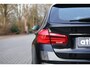BMW 3-Serie Touring 318i Luxury Edition AUT | Org. NL | Leder | Navi Pro | LED | Stoelverwarming | Clima | PDC v+a | Alarm kl.3 | Etc.