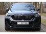 BMW X1 sDrive18i VOL | M-pakket | Pano | HUD | Massage | 360 | Adap Cruise | Elektr. Trekhaak | Harman Kardon | Keyless | Alarm kl.3 | Etc.