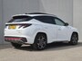 Hyundai Tucson 1.6 T-GDI PHEV N Line Sky 4WD automaat / Dealer onderhouden / Fabrieksgarantie tot 02-2027 / Glazen schuif- en kanteldak / Trekgewicht 1350 kg / EAER bereik 62 km bereik stad 74 km / Elektrische achterklep / Stuur- Stoel & Achterbankverwarming / Stoelventilatie /