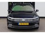 Volkswagen Passat Variant 1.4 TSI Highline Business R leder, R Line, panoramadak, trekhaak, dealeronderhouden ,LED plus, LMV, R line 4 seizoenenbanden, digital cockpit pro, elektrische achterklep, side assist, stoelverwarming, zwarte dakhemel, privacy glas, etc.
