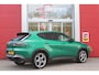 Alfa Romeo Tonale 1.5T Hybrid 160PK VELOCE | AFNEEMBARE TREKHAAK | PREMIUM PACK: LEDEREN BEKLEDING/GEVENTILEERDE VOORSTOELEN/4-VOUDIG ELEKTRISCH VERSTELBARE LENDESTEUN VOORSTOELEN/ELEKTRISCH BEDIENBARE VOORSTOELEN/GEHEUGEN OP DE BESTUUDERSSTOEL/HOOGGLANS ZWARTE RAAMOMLIJSTING/AMBIENT LIGHTING | TECHNOLOGY PACK: PARKEERWAARSCHUWING VOOR EN ACHTER/360° CAMERA/AUTOMATISCH INPARKEREN/ AUTONOMOUS DRIVING LEVEL 2: ADAPTIVE CRUISE CONTROL/LANE CENTERING ASSIST/TRAFFIC JAM ASSIST DODEHOEK DETECTIE AUTOMATISCH DIMMENDE BUITENSPIEGELS ELEKTRISCH BEDIENBARE ACHTERKLEP | WINTERPACK: STOELVERWARMING VOOR/STUURVERWARMING/VERWARMBARE RUITENSPROEIERS | HARMAN KARDON SOUND SYSTEM | 20" LICHTMETALEN VELGEN "GRAPHITE GREY" | DRAADLOZE TELEFOONLADER | NAVIGATIE | DRAADLOZE APPLE CARPLAY/ANDROID AUTO | FULL LED MATRIX KOPLAMPEN |