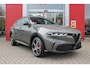 Alfa Romeo Tonale 1.5T Hybrid 160PK VELOCE | PREMIUM PACK: LEDEREN BEKLEDING/GEVENTILEERDE VOORSTOELEN/4-VOUDIG ELEKTRISCH VERSTELBARE LENDESTEUN VOORSTOELEN/HOOGGLANS ZWARTE RAAMOMLIJSTING/AMBIENT LIGHTING | TECHNOLOGY PACK: PARKEERWAARSCHUWING VOOR EN ACHTER/360° CAMERA/AUTOMATISCH INPARKEREN/ AUTONOMOUS DRIVING LEVEL 2: ADAPTIVE CRUISE CONTROL/LANE CENTERING ASSIST/TRAFFIC JAM ASSIST DODEHOEK DETECTIE AUTOMATISCH DIMMENDE BUITENSPIEGELS ELEKTRISCH BEDIENBARE ACHTERKLEP | WINTERPACK: STOELVERWARMING VOOR/STUURVERWARMING/VERWARMBARE RUITENSPROEIERS | 19" LICHTMETALEN VELGEN  | DRAADLOZE TELEFOONLADER | NAVIGATIE | DRAADLOZE APPLE CARPLAY/ANDROID AUTO | FULL LED MATRIX KOPLAMPEN |