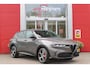 Alfa Romeo Tonale 1.5T Hybrid 160PK VELOCE | PREMIUM PACK: LEDEREN BEKLEDING/GEVENTILEERDE VOORSTOELEN/4-VOUDIG ELEKTRISCH VERSTELBARE LENDESTEUN VOORSTOELEN/HOOGGLANS ZWARTE RAAMOMLIJSTING/AMBIENT LIGHTING | TECHNOLOGY PACK: PARKEERWAARSCHUWING VOOR EN ACHTER/360° CAMERA/AUTOMATISCH INPARKEREN/ AUTONOMOUS DRIVING LEVEL 2: ADAPTIVE CRUISE CONTROL/LANE CENTERING ASSIST/TRAFFIC JAM ASSIST DODEHOEK DETECTIE AUTOMATISCH DIMMENDE BUITENSPIEGELS ELEKTRISCH BEDIENBARE ACHTERKLEP | WINTERPACK: STOELVERWARMING VOOR/STUURVERWARMING/VERWARMBARE RUITENSPROEIERS | 19" LICHTMETALEN VELGEN  | DRAADLOZE TELEFOONLADER | NAVIGATIE | DRAADLOZE APPLE CARPLAY/ANDROID AUTO | FULL LED MATRIX KOPLAMPEN |