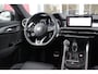 Alfa Romeo Tonale 1.5T Hybrid 160PK VELOCE | PREMIUM PACK: LEDEREN BEKLEDING/GEVENTILEERDE VOORSTOELEN/4-VOUDIG ELEKTRISCH VERSTELBARE LENDESTEUN VOORSTOELEN/HOOGGLANS ZWARTE RAAMOMLIJSTING/AMBIENT LIGHTING | TECHNOLOGY PACK: PARKEERWAARSCHUWING VOOR EN ACHTER/360° CAMERA/AUTOMATISCH INPARKEREN/ AUTONOMOUS DRIVING LEVEL 2: ADAPTIVE CRUISE CONTROL/LANE CENTERING ASSIST/TRAFFIC JAM ASSIST DODEHOEK DETECTIE AUTOMATISCH DIMMENDE BUITENSPIEGELS ELEKTRISCH BEDIENBARE ACHTERKLEP | WINTERPACK: STOELVERWARMING VOOR/STUURVERWARMING/VERWARMBARE RUITENSPROEIERS | 19" LICHTMETALEN VELGEN  | DRAADLOZE TELEFOONLADER | NAVIGATIE | DRAADLOZE APPLE CARPLAY/ANDROID AUTO | FULL LED MATRIX KOPLAMPEN |