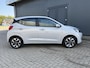 Hyundai i10 1.0 Comfort Smart 5-zits Automaat / Fabrieksgarantie t/m 06-2029 / Dealer onderhouden / Stuur- en stoelverwarming / Navigatie / Apple Carplay Android / Camera / 15" LM wielen & All Season banden /