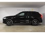 Volvo XC60 T6 350PK Plug-in hybrid AWD Ultra Black Edition / Navigatie / Adaptieve Cruisecontrol / Head Up-Display / Panorama dak / Elektrische stoelen met geheugen / Stuurverwarming / Stoelverwarming v+a / 360 Camera /