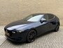 Mazda 3 2.0 e-SkyActiv-X M Hybrid 186 Luxury | Lederen bekleding | Adaptieve cruise | Lane assist | 360 camera | Navigatie | BOSE | Apple CarPlay / Android Auto | Stoel&stuurverwarming | 18 inch velgen | LED | DAB | Keyless entry&start | Head up display | Volledig dealeronderhouden