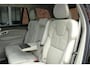 Volvo XC90 T8 Plug-in hybrid AWD Ultra Dark | Panoramadak | Luchtvering | Head-up display | 360 graden camera | Verwarmbare voorstoelen+achterbank+stuurwiel | Premium audio by Bowers&Wilkins | 7 zits | 21 inch Lichtmetalen velgen |