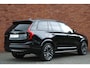 Volvo XC90 T8 Plug-in hybrid AWD Ultra Dark | Panoramadak | Luchtvering | Head-up display | 360 graden camera | Verwarmbare voorstoelen+achterbank+stuurwiel | Premium audio by Bowers&Wilkins | 7 zits | 21 inch Lichtmetalen velgen |
