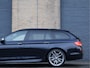 BMW 5-Serie Touring M550d xDrive M Sport | HUD | ACC | Harman/Kardon | Softclose | Pano | Comfortstoelen |