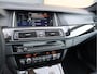 BMW 5-Serie Touring M550d xDrive M Sport | HUD | ACC | Harman/Kardon | Softclose | Pano | Comfortstoelen |