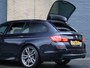 BMW 5-Serie Touring M550d xDrive M Sport | HUD | ACC | Harman/Kardon | Softclose | Pano | Comfortstoelen |