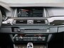 BMW 5-Serie Touring M550d xDrive M Sport | HUD | ACC | Harman/Kardon | Softclose | Pano | Comfortstoelen |