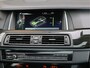 BMW 5-Serie Touring M550d xDrive M Sport | HUD | ACC | Harman/Kardon | Softclose | Pano | Comfortstoelen |