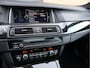 BMW 5-Serie Touring M550d xDrive M Sport | HUD | ACC | Harman/Kardon | Softclose | Pano | Comfortstoelen |