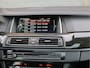 BMW 5-Serie Touring M550d xDrive M Sport | HUD | ACC | Harman/Kardon | Softclose | Pano | Comfortstoelen |