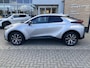 Toyota C-HR / C-HR+ 1.8 HYBRID FIRST-EDITION STOEL/STUURVERW PARK-SENSOREN ELEK-ACHTERKLEP BLIND-SPOT AD-CRUISE APPLE/ANDROID DRAADLOOS-LADEN LM-VELGEN DAB+ CAMERA