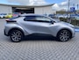 Toyota C-HR / C-HR+ 1.8 HYBRID FIRST-EDITION STOEL/STUURVERW PARK-SENSOREN ELEK-ACHTERKLEP BLIND-SPOT AD-CRUISE APPLE/ANDROID DRAADLOOS-LADEN LM-VELGEN DAB+ CAMERA