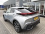 Toyota C-HR / C-HR+ 1.8 HYBRID FIRST-EDITION STOEL/STUURVERW PARK-SENSOREN ELEK-ACHTERKLEP BLIND-SPOT AD-CRUISE APPLE/ANDROID DRAADLOOS-LADEN LM-VELGEN DAB+ CAMERA