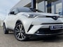 Toyota C-HR / C-HR+ 1.8 Hybrid Bi-Tone / Automaat / Adaptieve Cruise-Control / Stoelverwarming / JBL-Audio / Dodehoek-Detectie / Afneembare-Trekhaak / Keyless / Climate-Control / Radio-Bluetooth / Navi / Camera / PDC V+A / 18'' LMV / All-Season / ENZ.