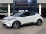 Toyota C-HR / C-HR+ 1.8 Hybrid Bi-Tone / Automaat / Adaptieve Cruise-Control / Stoelverwarming / JBL-Audio / Dodehoek-Detectie / Afneembare-Trekhaak / Keyless / Climate-Control / Radio-Bluetooth / Navi / Camera / PDC V+A / 18'' LMV / All-Season / ENZ.