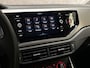 Volkswagen Polo 1.0 TSI Sportline Automaat (APPLE CARPLAY, GROOT NAVI, ADAPTIVE CRUISE, LM VELGEN, SPORTSTOELEN, PARKEERSENSOREN, ARMSTEUN, NIEUWSTAAT)