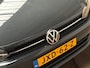 Volkswagen Polo 1.0 TSI Sportline Automaat (APPLE CARPLAY, GROOT NAVI, ADAPTIVE CRUISE, LM VELGEN, SPORTSTOELEN, PARKEERSENSOREN, ARMSTEUN, NIEUWSTAAT)