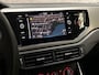 Volkswagen Polo 1.0 TSI Sportline Automaat (APPLE CARPLAY, GROOT NAVI, ADAPTIVE CRUISE, LM VELGEN, SPORTSTOELEN, PARKEERSENSOREN, ARMSTEUN, NIEUWSTAAT)