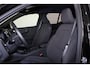 Volvo EX40 Extended Range Plus Black Ed. 82 kWh - IntelliSafe Assist & Surround - 360º Camera - Verwarmde voorstoelen, stuur & achterbank - Parkeersensoren voor & achter - Elektr. bedienb. bestuurdersstoel met geheugen - Draadloze tel. lader - Warmtepomp - Extra getint glas - Elektr. inklapbare trekhaak - 20' LMV