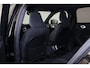 Volvo EX40 Extended Range Plus Black Ed. 82 kWh - IntelliSafe Assist & Surround - 360º Camera - Verwarmde voorstoelen, stuur & achterbank - Parkeersensoren voor & achter - Elektr. bedienb. bestuurdersstoel met geheugen - Draadloze tel. lader - Warmtepomp - Extra getint glas - Elektr. inklapbare trekhaak - 20' LMV