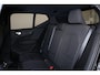 Volvo EX40 Extended Range Plus Black Ed. 82 kWh - IntelliSafe Assist & Surround - 360º Camera - Verwarmde voorstoelen, stuur & achterbank - Parkeersensoren voor & achter - Elektr. bedienb. bestuurdersstoel met geheugen - Draadloze tel. lader - Warmtepomp - Extra getint glas - Elektr. inklapbare trekhaak - 20' LMV